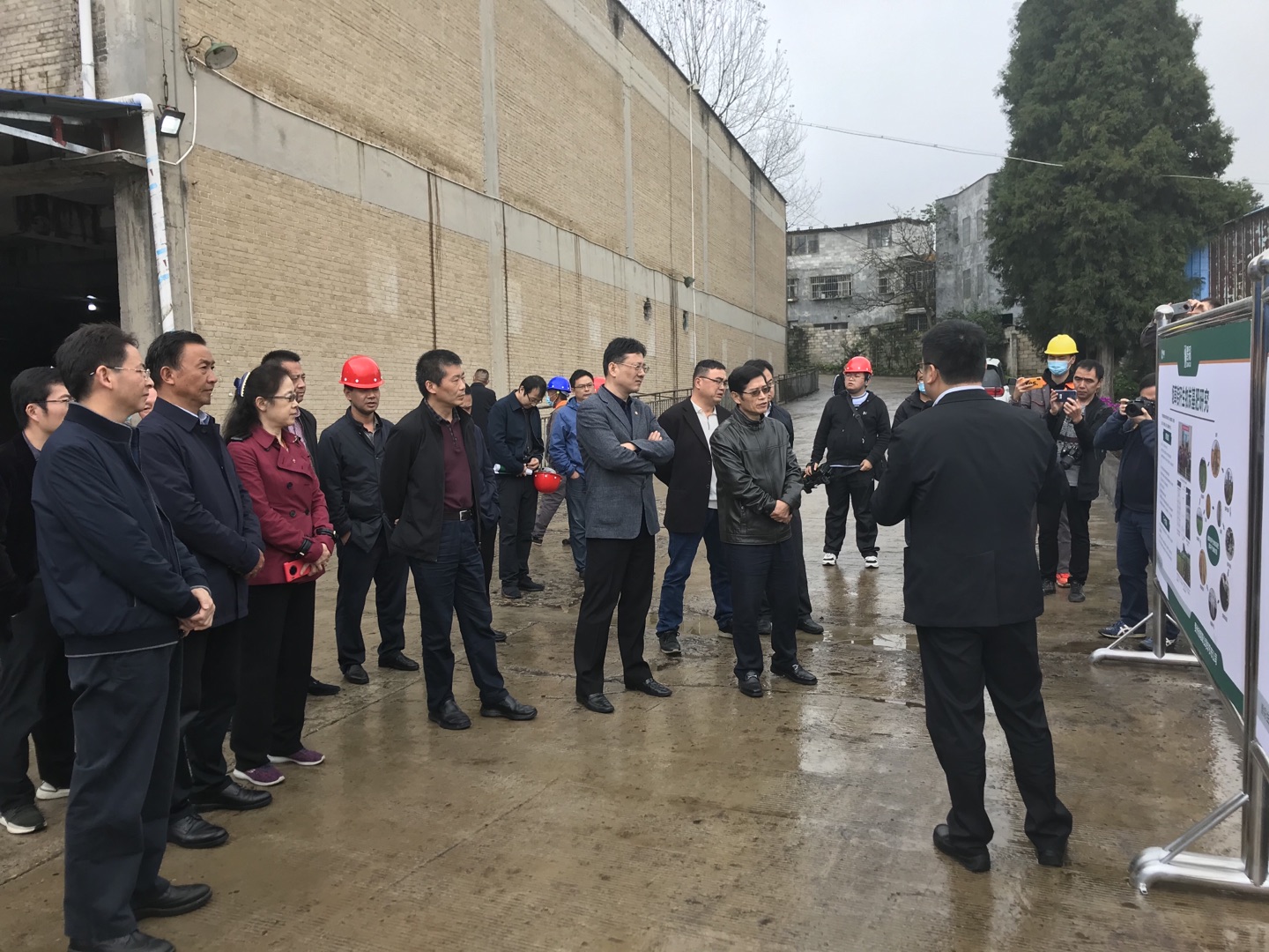 中國煙葉公司、國家局科技司領導一行人參觀考察時科貴州炭基肥生產基地