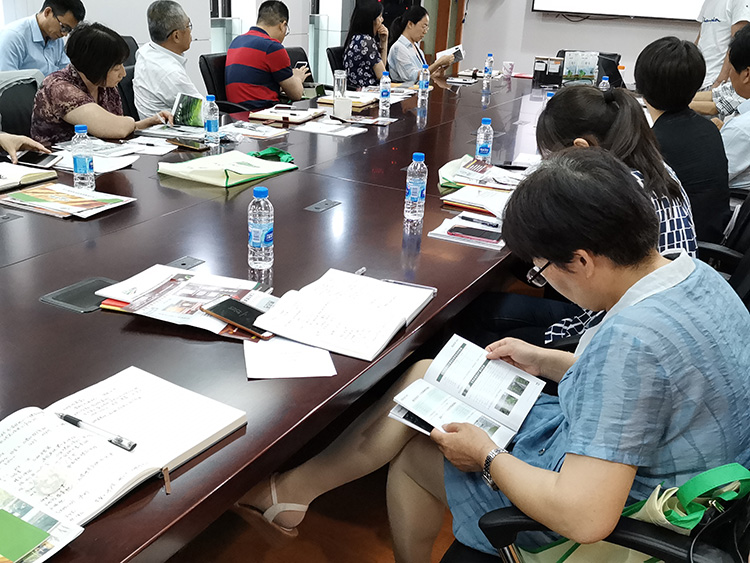 参会人员阅读生物炭技术手册
